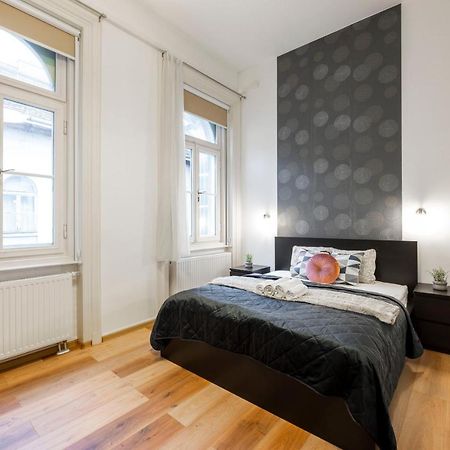 Spacious & Cozy Central Apartment W/ Terrace Budapest Bagian luar foto