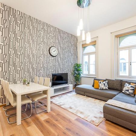 Spacious & Cozy Central Apartment W/ Terrace Budapest Bagian luar foto