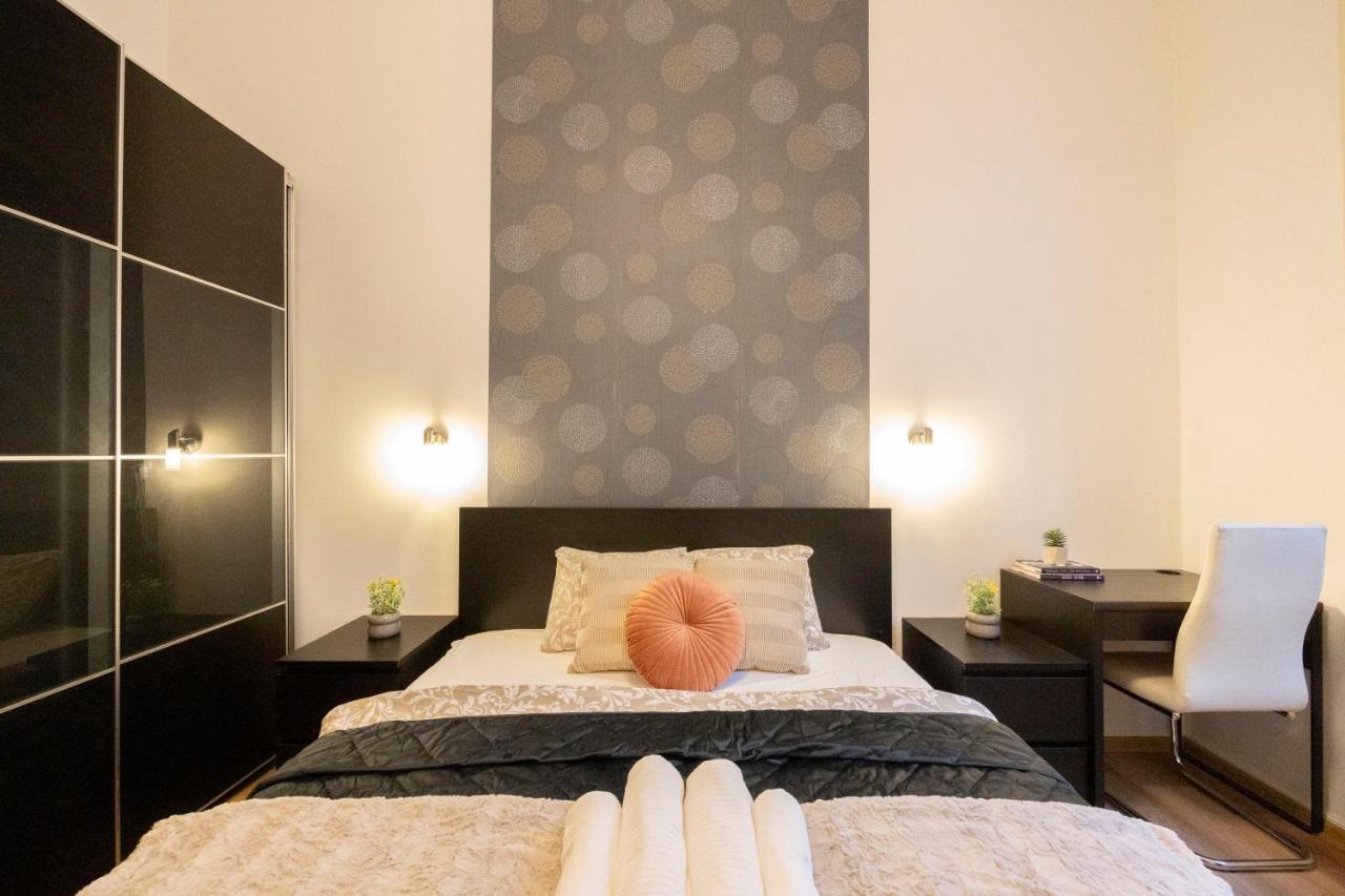 Spacious & Cozy Central Apartment W/ Terrace Budapest Bagian luar foto