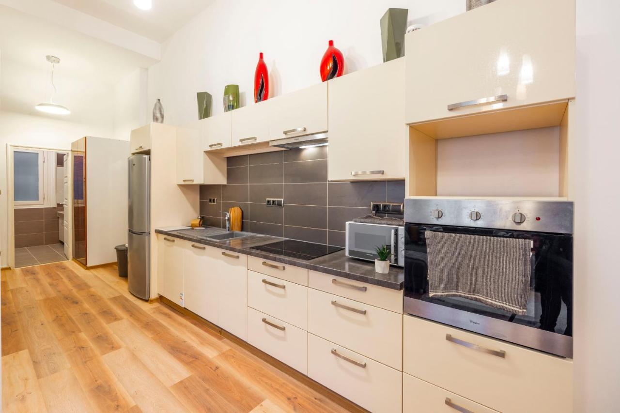 Spacious & Cozy Central Apartment W/ Terrace Budapest Bagian luar foto