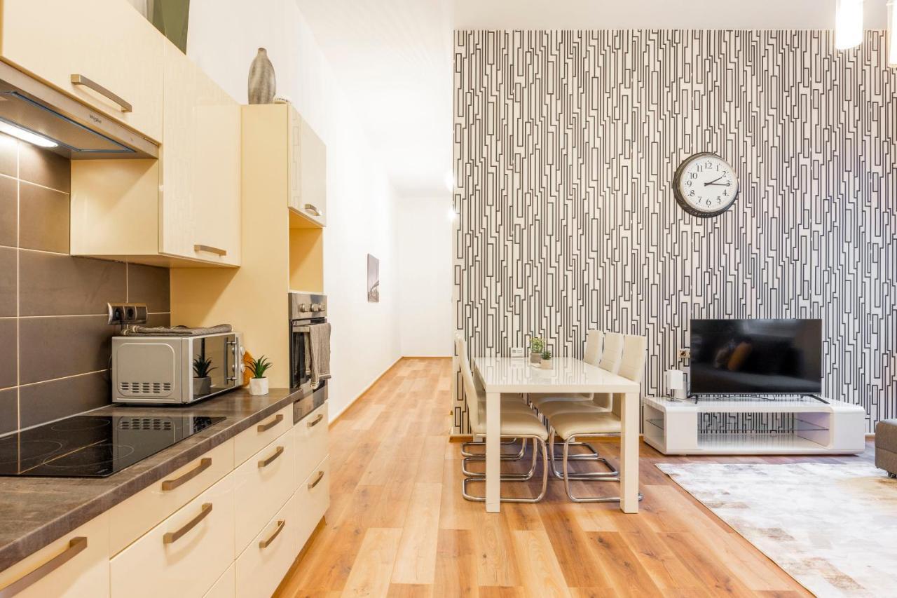 Spacious & Cozy Central Apartment W/ Terrace Budapest Bagian luar foto