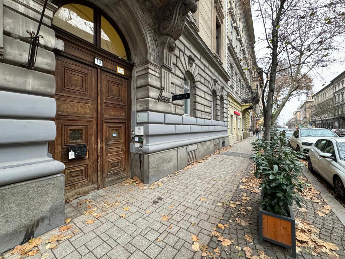 Spacious & Cozy Central Apartment W/ Terrace Budapest Bagian luar foto