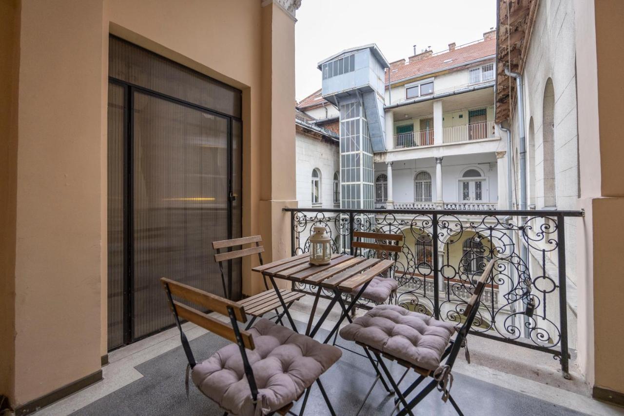 Spacious & Cozy Central Apartment W/ Terrace Budapest Bagian luar foto