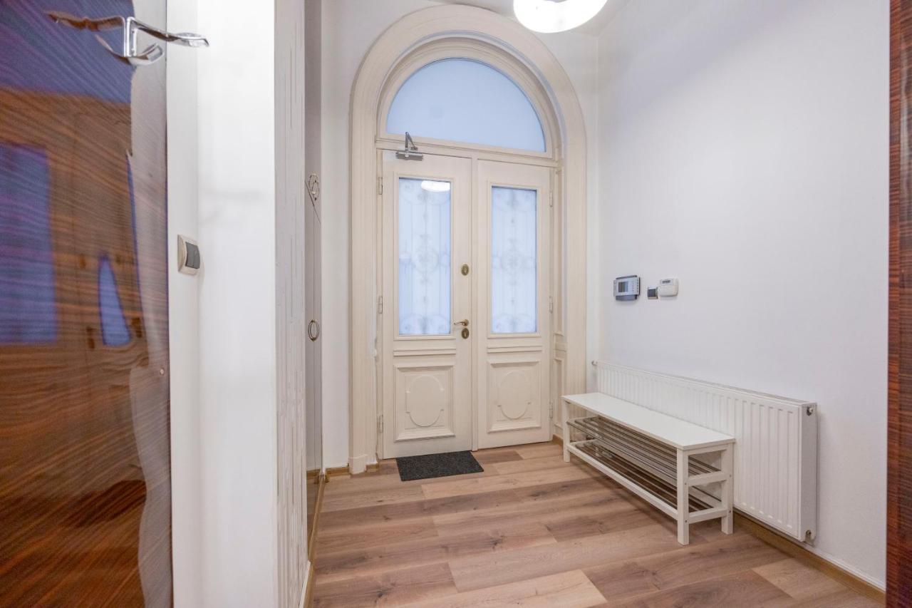 Spacious & Cozy Central Apartment W/ Terrace Budapest Bagian luar foto