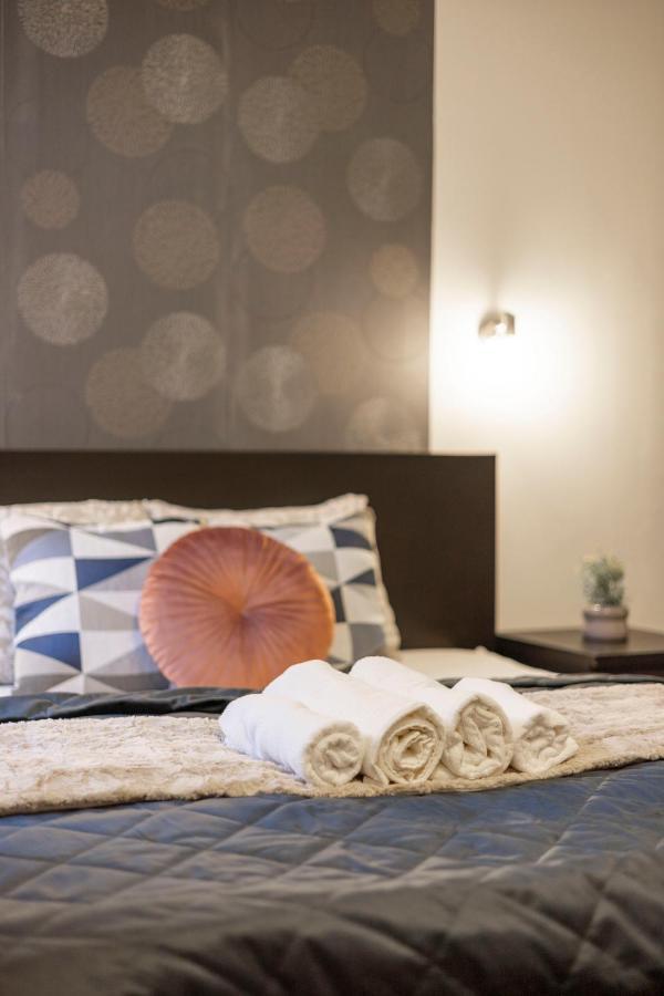 Spacious & Cozy Central Apartment W/ Terrace Budapest Bagian luar foto
