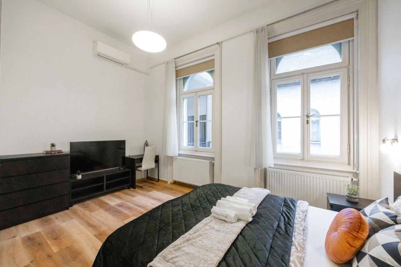 Spacious & Cozy Central Apartment W/ Terrace Budapest Bagian luar foto