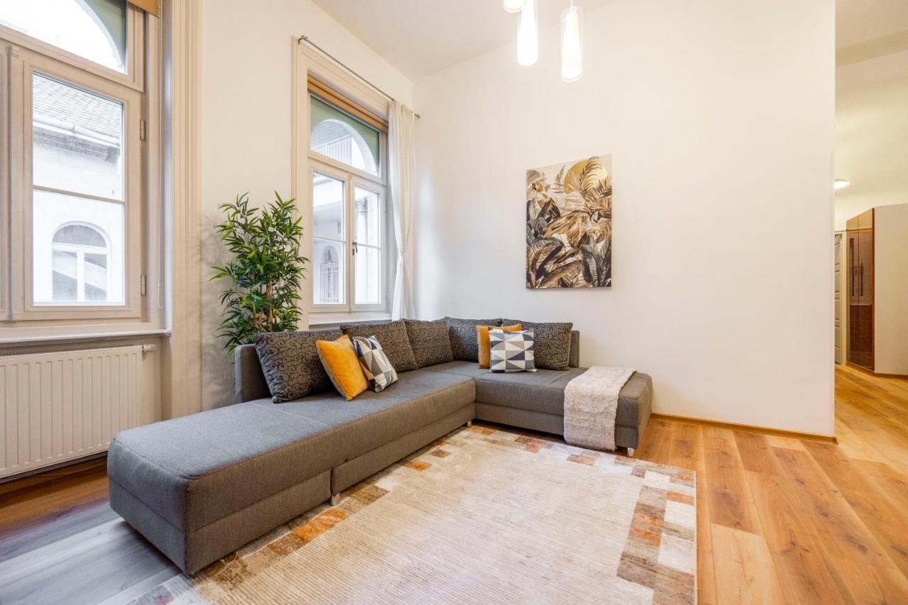 Spacious & Cozy Central Apartment W/ Terrace Budapest Bagian luar foto