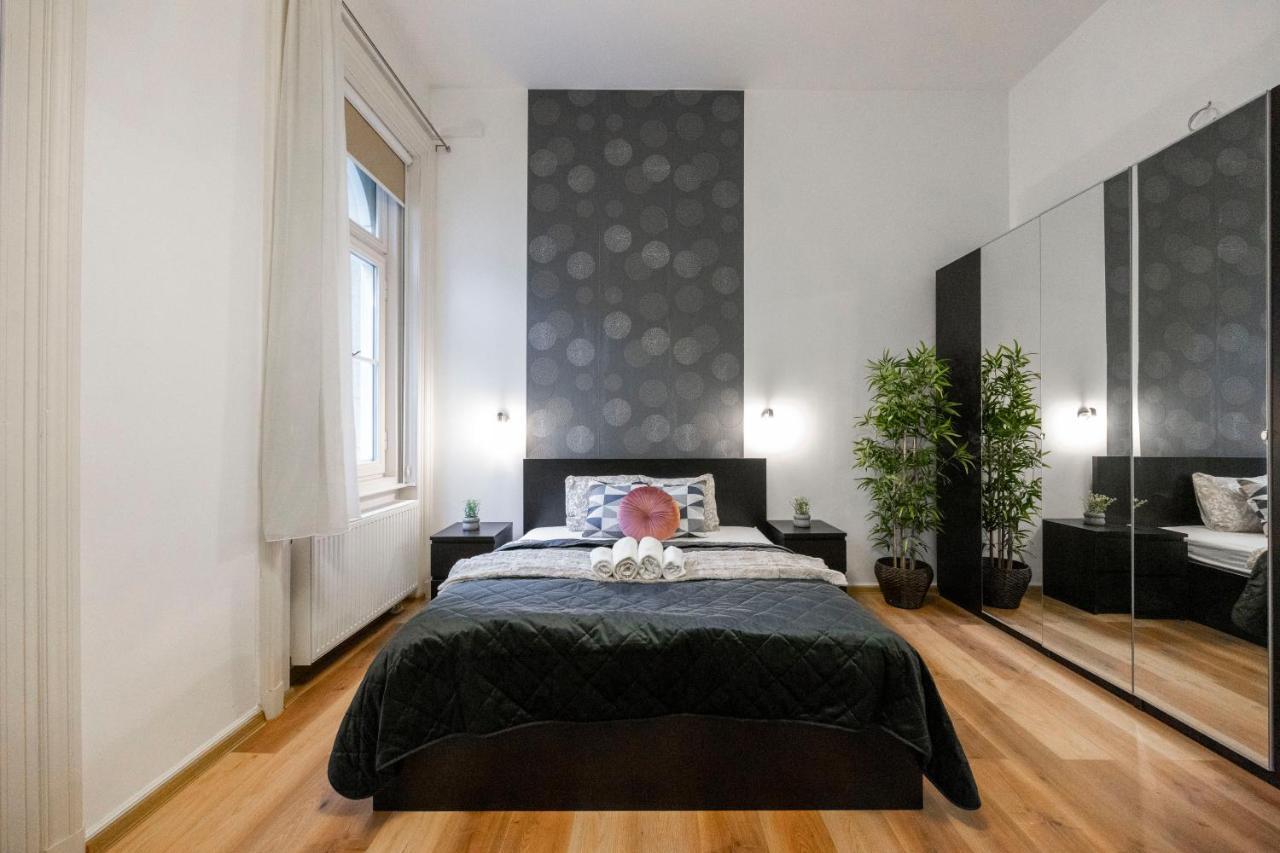 Spacious & Cozy Central Apartment W/ Terrace Budapest Bagian luar foto