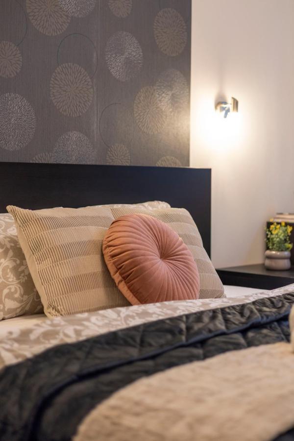 Spacious & Cozy Central Apartment W/ Terrace Budapest Bagian luar foto