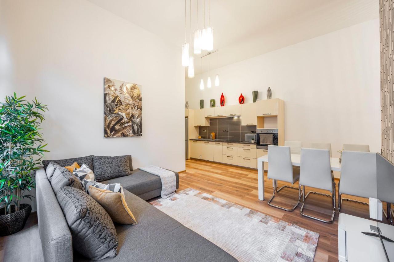 Spacious & Cozy Central Apartment W/ Terrace Budapest Bagian luar foto