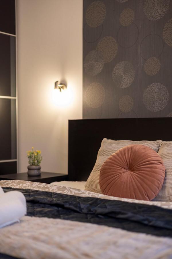 Spacious & Cozy Central Apartment W/ Terrace Budapest Bagian luar foto