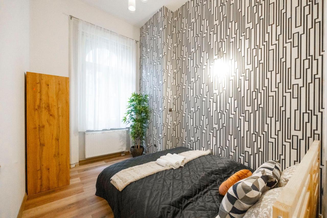 Spacious & Cozy Central Apartment W/ Terrace Budapest Bagian luar foto