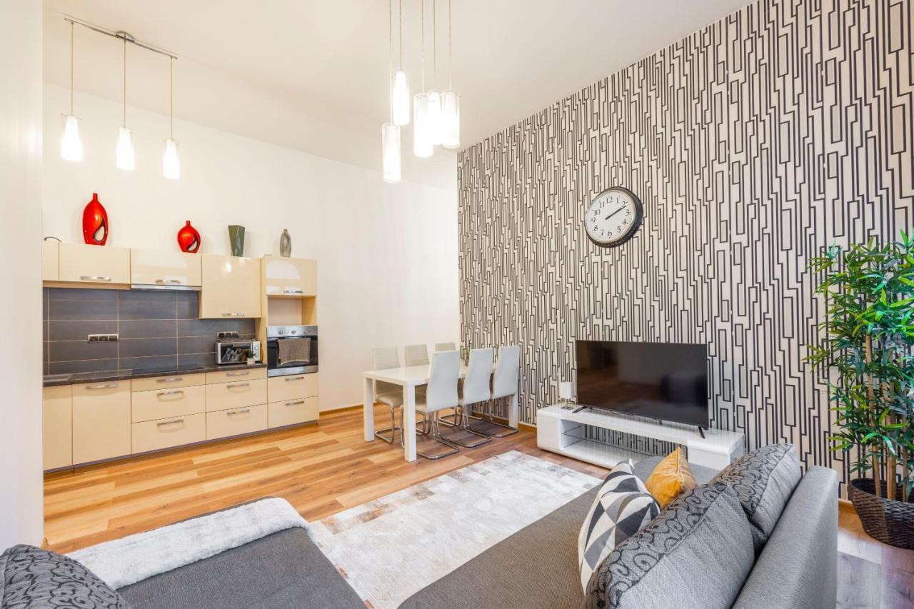 Spacious & Cozy Central Apartment W/ Terrace Budapest Bagian luar foto