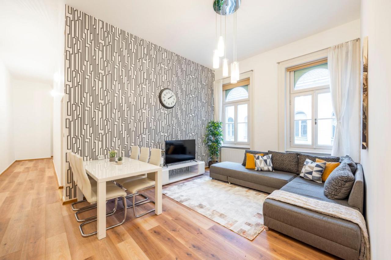 Spacious & Cozy Central Apartment W/ Terrace Budapest Bagian luar foto