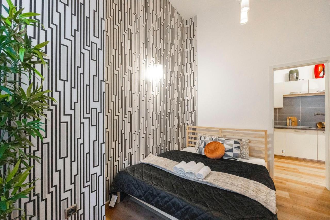 Spacious & Cozy Central Apartment W/ Terrace Budapest Bagian luar foto