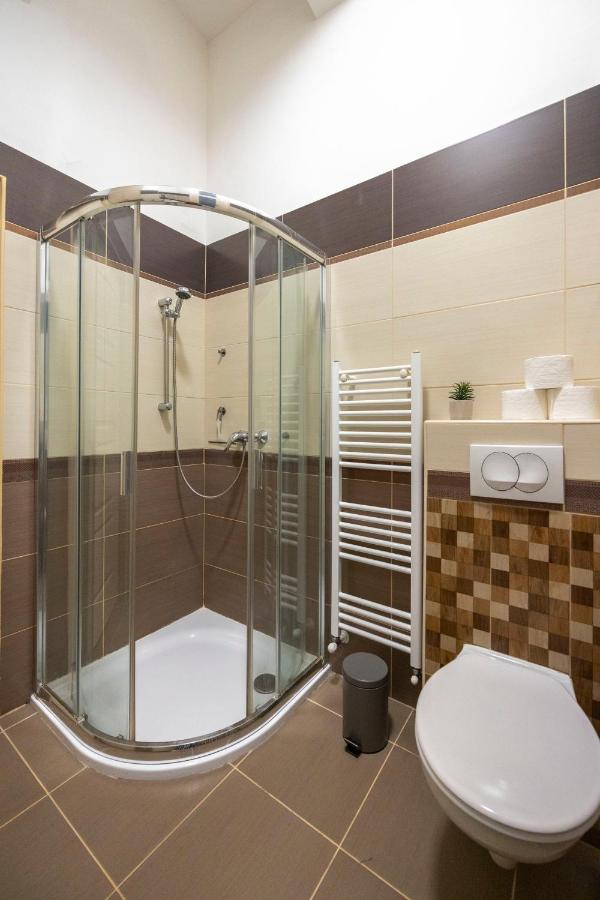 Spacious & Cozy Central Apartment W/ Terrace Budapest Bagian luar foto